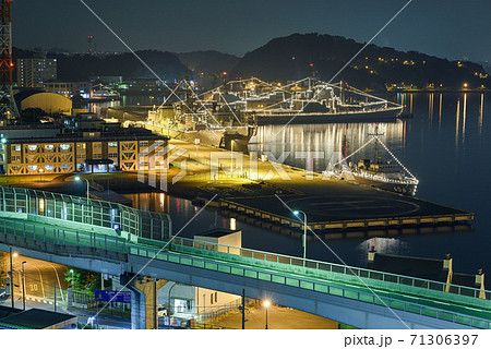 横須賀港の夜景【電灯艦飾】高台から俯瞰 71306397