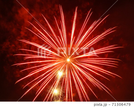 イベントのフィナーレを彩る打ち上げ花火 71306479