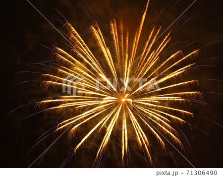イベントのフィナーレを彩る打ち上げ花火 71306490