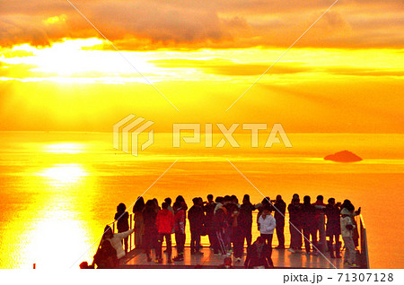 初日の出を見る人々　（亀老山展望公園）愛媛県今治市　大島　来島海峡 71307128