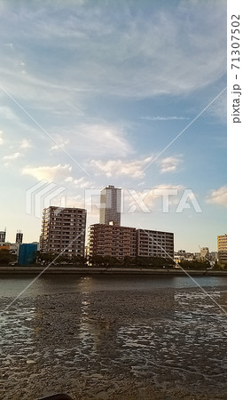 御幸橋（宇品）付近の空と干潮の川 71307502