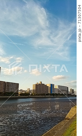 御幸橋（宇品）付近の空と干潮の川 71307504