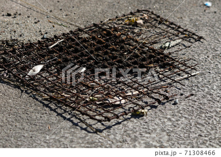 道端に破棄された錆びた金網 71308466