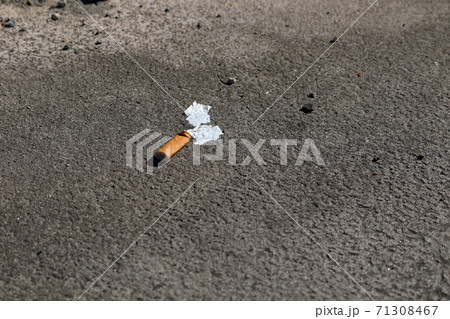 道路に捨てられたタバコの吸い殻 71308467