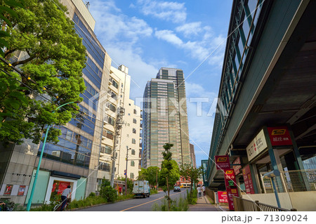 東京都渋谷区恵比寿4丁目17付近から南側に恵比寿ガーデンプレイスを見る 東京都渋谷区恵比寿4丁目17付近から南側に恵比寿ガーデンプレイスを見る 71309024