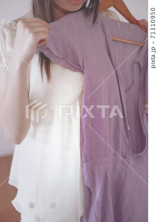 洋服選びをする女性 洋服選びをする女性 71310950