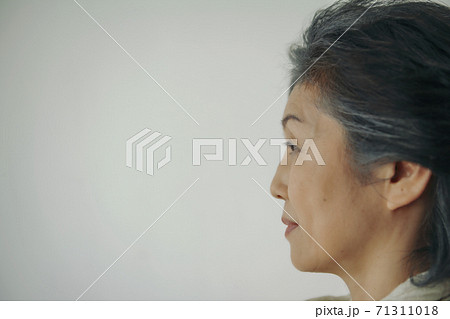 女性の横顔 71311018