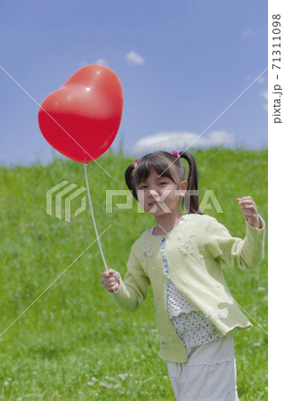 風船を持つ女の子の写真素材