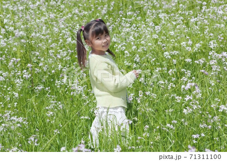 白い花と女の子の写真素材