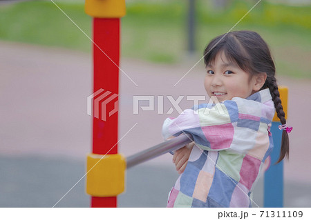 鉄棒で遊ぶ女の子 鉄棒で遊ぶ女の子 71311109