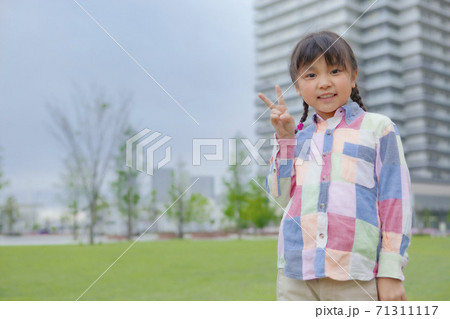 ポラロイド写真 ピースサイン 女性 s-20211003001023.jpg