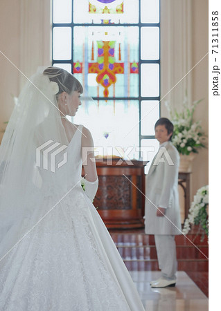 バージンロードを歩く花嫁 バージンロードを歩く花嫁 71311858