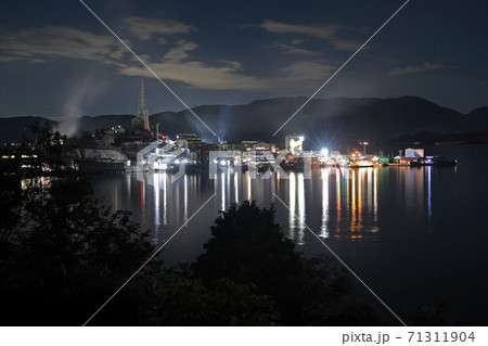 現代の軍艦島として知られる瀬戸内の契島の夜景 71311904