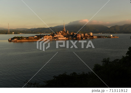 現代の軍艦島として知られる瀬戸内の契島が朝焼けを受ける 71311912