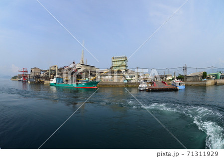 現代の軍艦島として知られる瀬戸内の契島を船から望む 71311929