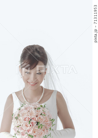ブーケを持つ笑顔の花嫁 71311953