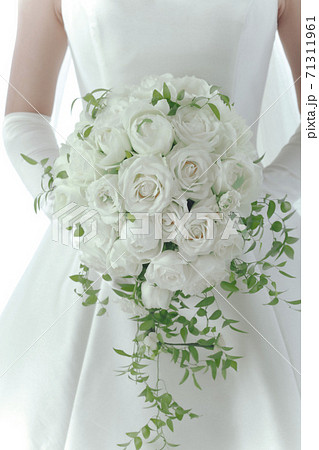 ブーケを持つ花嫁の手元 71311961