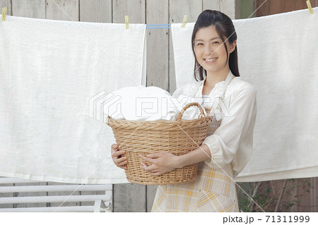 洗濯かごを持つ女性 洗濯かごを持つ女性 71311999