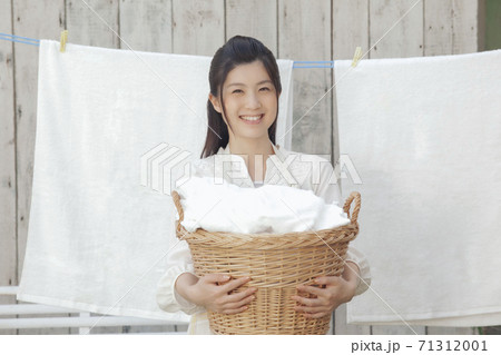 洗濯かごを持つ女性 洗濯かごを持つ女性 71312001