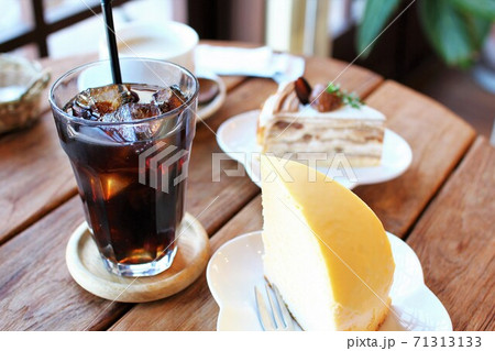 アイスコーヒーとケーキ 71313133