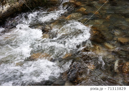 急流の川の流れ 急流の川の流れ 71313829