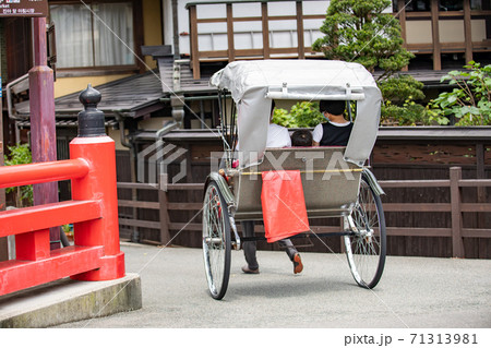 高山市　観光名所の中橋を渡る人力車 71313981