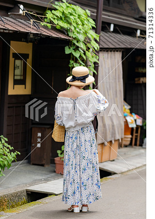 高山市を観光する女性 71314336