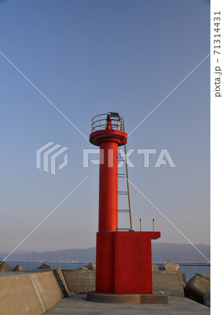 北海道函館市入船漁港の赤灯台の朝の風景を撮影 71314431