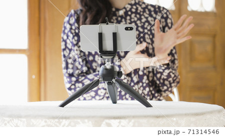 ライブ配信をする若い女性 ライブ配信をする若い女性 71314546