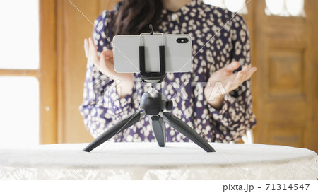 ライブ配信をする若い女性 ライブ配信をする若い女性 71314547
