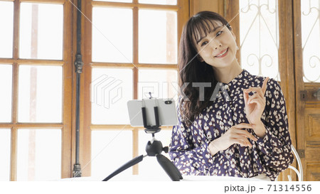 ライブ配信をする若い女性 71314556