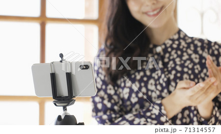 ライブ配信をする若い女性 71314557