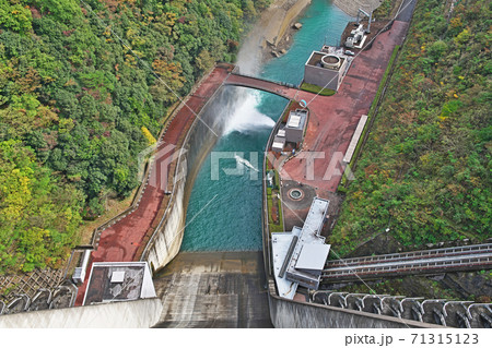 宮ヶ瀬ダム　愛川第一発電所からの排水（秋） 71315123