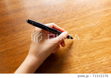 左手でペンを持つ　左利き 71315276