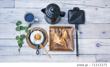 目玉焼きと苺ジャムのホットサンドのアウトドアな朝ごはんのイメージ 目玉焼きと苺ジャムのホットサンドのアウトドアな朝ごはんのイメージ 71315375