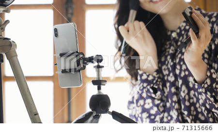 ライブ配信をする若い女性 ライブ配信をする若い女性 71315666