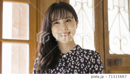 ライブ配信をする若い女性 ライブ配信をする若い女性 71315667