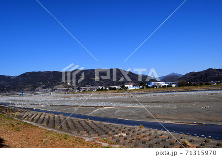 神奈川県松田 酒匂川河川敷 松田山方面 神奈川県松田 酒匂川河川敷 松田山方面 71315970