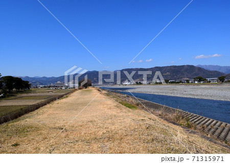 神奈川県松田 酒匂川河川敷 小田急線橋梁方面  71315971