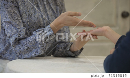 占いをする若い女性 占いをする若い女性 71316016