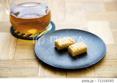 台湾名物ピーナッツ菓子「花生酥」とお茶 台湾名物ピーナッツ菓子「花生酥」とお茶 71316565