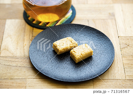 台湾名物ピーナッツ菓子「花生酥」とお茶 台湾名物ピーナッツ菓子「花生酥」とお茶 71316567