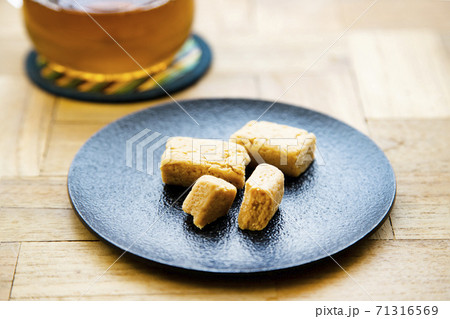 台湾名物ピーナッツ菓子「花生酥」とお茶 台湾名物ピーナッツ菓子「花生酥」とお茶 71316569