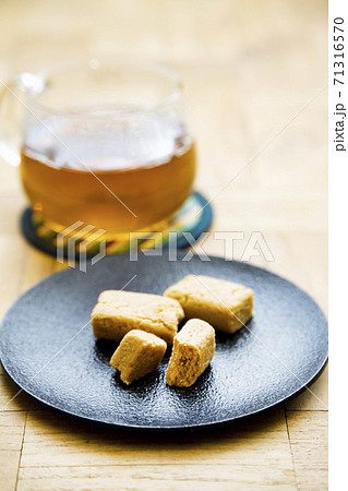 台湾名物ピーナッツ菓子「花生酥」とお茶 台湾名物ピーナッツ菓子「花生酥」とお茶 71316570