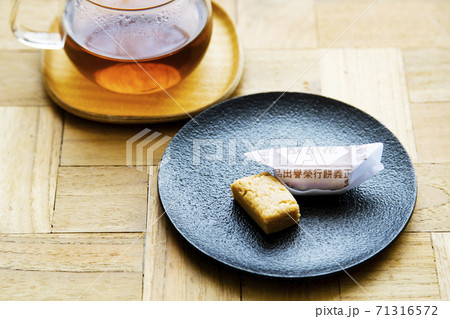 台湾名物ピーナッツ菓子「花生酥」とお茶 台湾名物ピーナッツ菓子「花生酥」とお茶 71316572