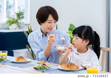 ダイニングで朝食を食べる親子。 ダイニングで朝食を食べる親子。 71316937