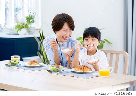 ダイニングで朝食を食べる親子。 ダイニングで朝食を食べる親子。 71316938