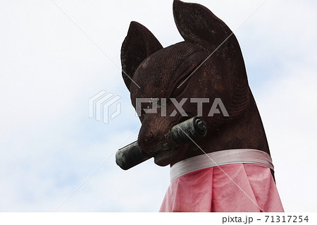 巻物をくわえた伏見稲荷大社のお狐さま 71317254