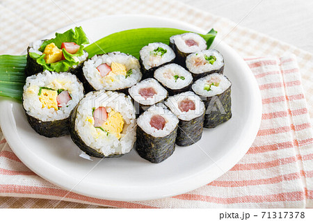 海苔巻き　寿司 71317378