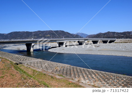 神奈川県松田 酒匂川遊歩道 足柄紫水大橋方面  71317422